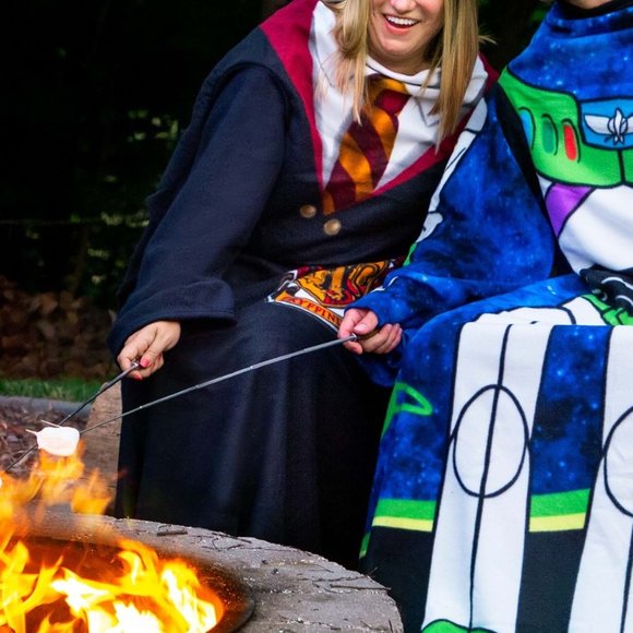 The Wizarding World Harry Potter Gryffindor Robe Fleece Blanket with Sleeves - Picture 15 of 17